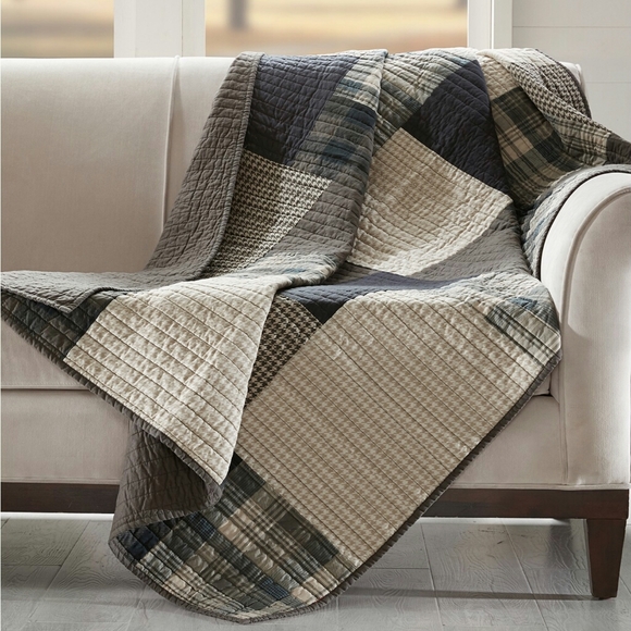 Woolrich Other - Woolrich
Winter Hills 50" x 70" Quilted Throw